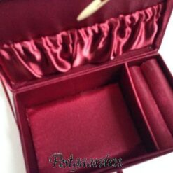 Satinbeklædt smykkeskrin til montering