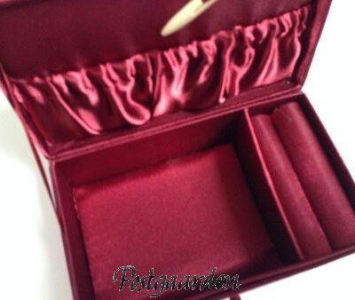 Satinbeklædt smykkeskrin til montering