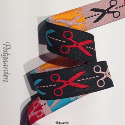 Sort bånd med sakse