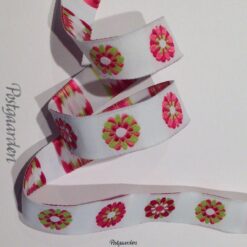 hvid bånd med blomster