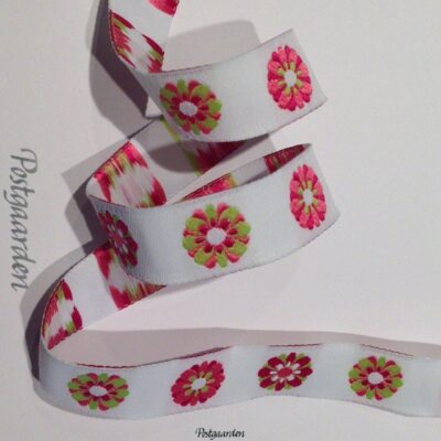 hvid bånd med blomster