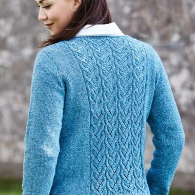 893430 Cardigan med hulmønster på ryggen i Esther by Permin