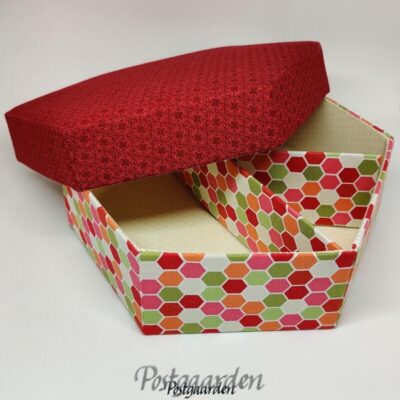 Sekskantet æske med rum.