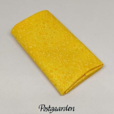 FQ7264 Gul med blomster patchworkstof - postgaarden.com