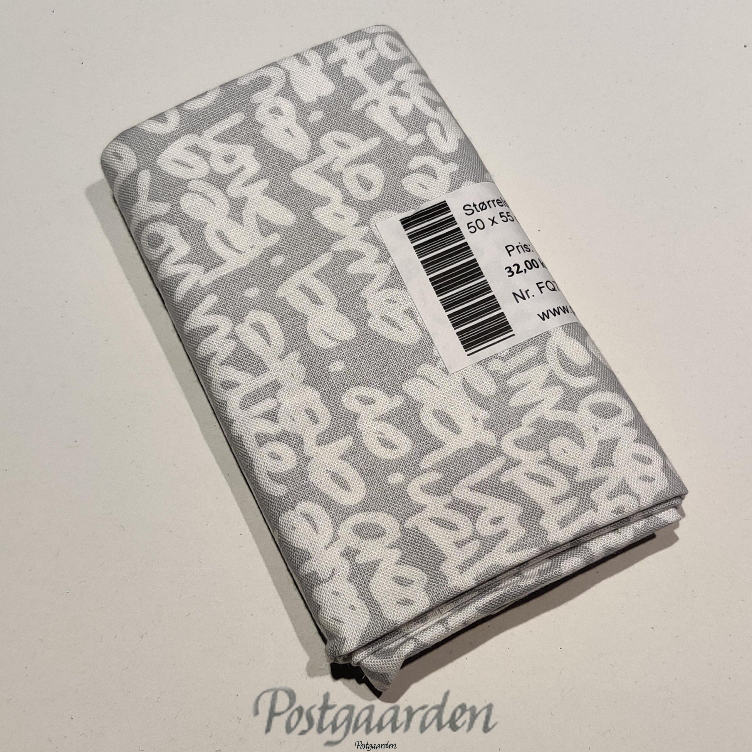 FQ7332 7332 Lysgrå patchworkstof med hvid skrift fat quarter