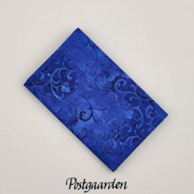 FQ7925 kongeblå med snirkler patchworkstof - postgaarden.com