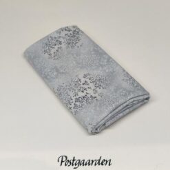FQ7150 Gråblå med grene patchworkstof - postgaarden.com