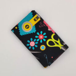 FQ7436 sort med sygrej patchworkstof - postgaarden.com