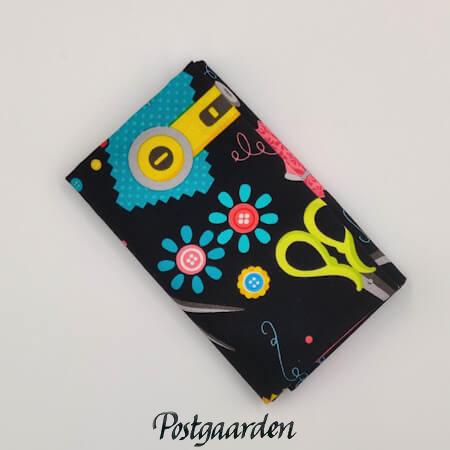 FQ7436 sort med sygrej patchworkstof - postgaarden.com
