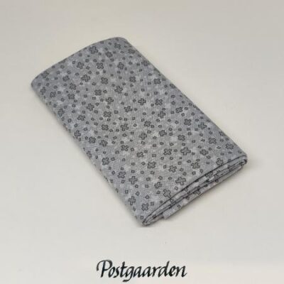 FQ7593 Grå med kryds patchworkstof - postgaarden.com