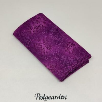 FQ7697 Aubergine med grene patchworkstof - postgaarden.com