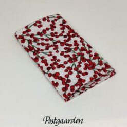 FQ7714 Råhvid med røde bær jul patchworkstof - postgaarden.com
