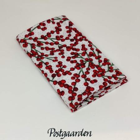 FQ7714 Råhvid med røde bær jul patchworkstof - postgaarden.com