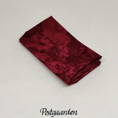 FQ7022 Bordeaux meleret bali batik patchworkstof fra postgården. Størrelse: 50 x 55 cm - postgaarden.com