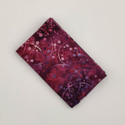 FQ7027 Bordeaux med cirkler og prikker bali batik patchworkstof - postgaarden.com