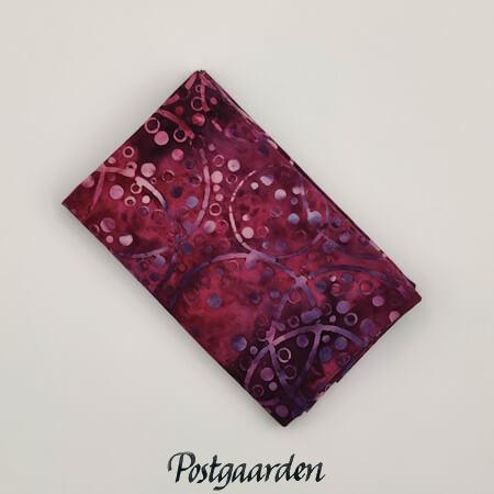 FQ7027 Bordeaux med cirkler og prikker bali batik patchworkstof - postgaarden.com