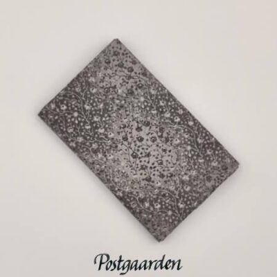FQ7499 grå med små blomster patchworkstof - postgaarden.com