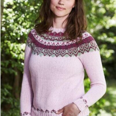 893448 sweater med mønstre bærestykke i Esther by Permin