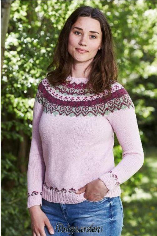893448 sweater med mønstre bærestykke i Esther by Permin