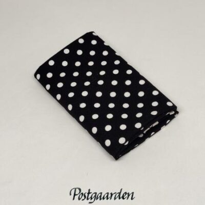 FQ6858 Sort med hvide prikker patchworkstof. Størrelse: 50 x 55 cm - postgården - postgaarden.com