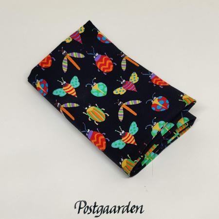 FQ7186 Sort med biller patchworkstof fat-quarter - postgaarden.com