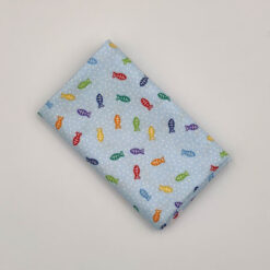 FQ7568 Lyseblå med fisk patchworkstof - postgaarden.com