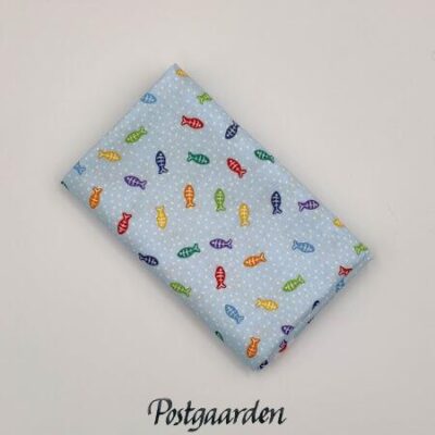 FQ7568 Lyseblå med fisk patchworkstof - postgaarden.com