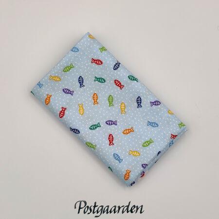 FQ7568 Lyseblå med fisk patchworkstof - postgaarden.com