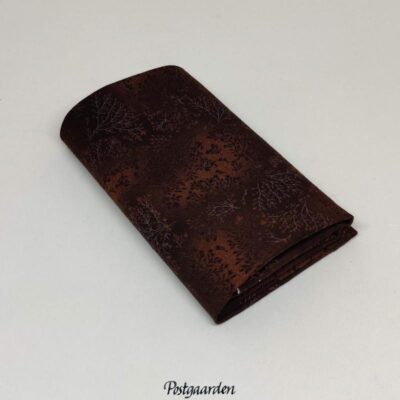 FQ7616 - Mørkbrun patchworkstof med grene