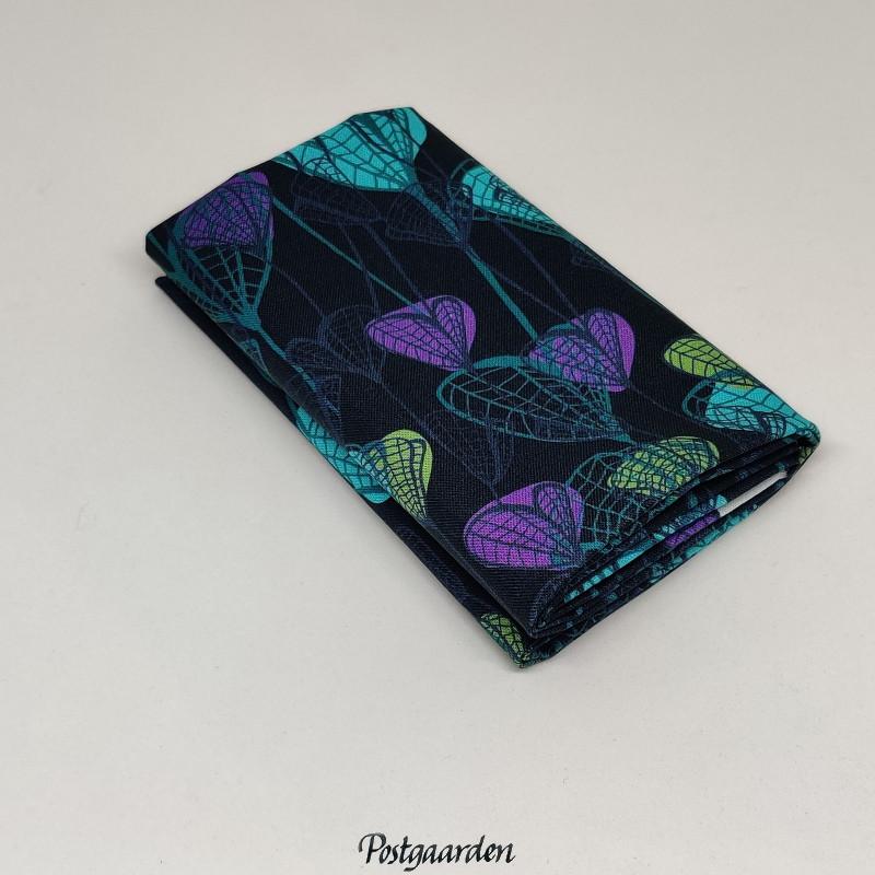 FQ7461 - Sort med tyrkis og lilla blade patchworkstof