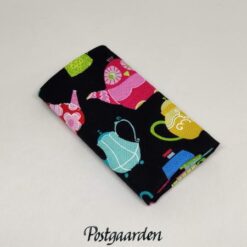 FQ7674 sort med tepotter patchworkstof - postgaarden.com