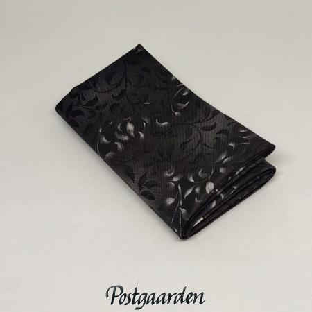 FQ7688 sort med blade patchworkstof. Størrelse: 50 x 55 cm - fat quarter - postgården - postgaarden.com