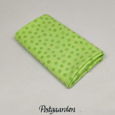FQ7560 lysgrøn med prikker patchworkstof - fat quarter - postgården - postgaarden.com