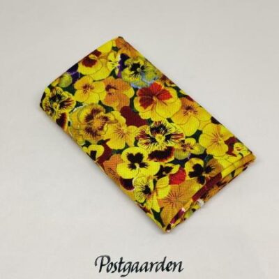 Skønne gule stedmoderblomst på patchworkstof, størrelse: 50 x 55 cm - fat quarter - postgaarden.com