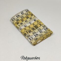 7708 Lysgul med målebånd patchworkstof - postgaarden.com