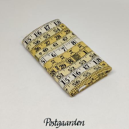 7708 Lysgul med målebånd patchworkstof - postgaarden.com