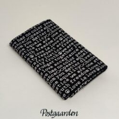 FQ7723 Sort med hvid skrift patchworkstof fat-quarter - postgaarden.com