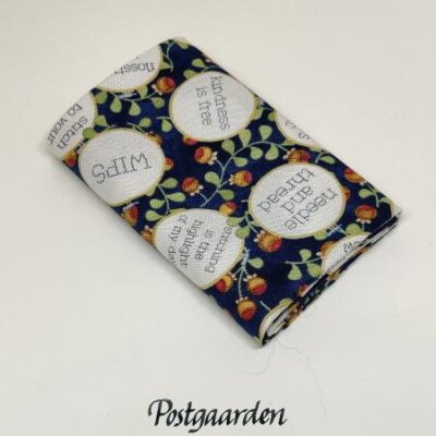 FQ7727 blå med ord syting fat-quarter patchworkstof - postgaarden.com