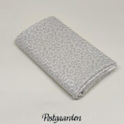 FQ7767 lysgrå med snirkler patchworkstof fat-quarter - postgaarden.com