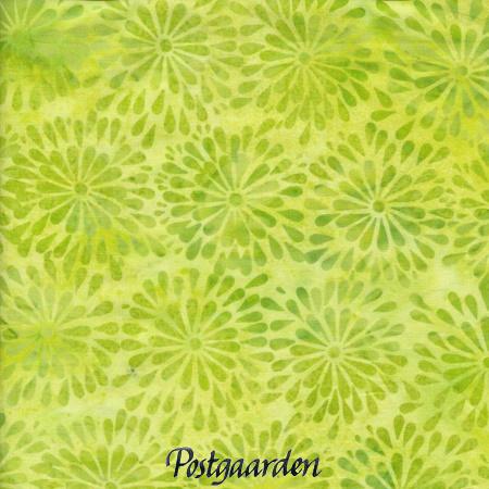 7771 limegrøn med blomster bali batik patchworkstof - postgaarden.com