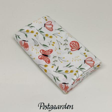 FQ7768 Råhvid med sommerfugle patchworkstof fat-quarter - postgaarden.com