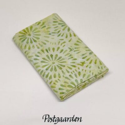FQ7771 Lime med blomster patchworkstof - postgaarden.com