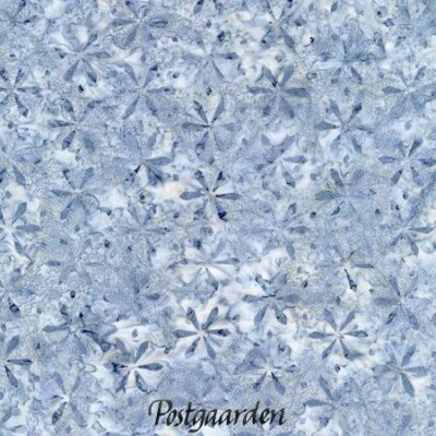 7893 Lysblå med mønster bali batik patchworkstof - postgaarden.com