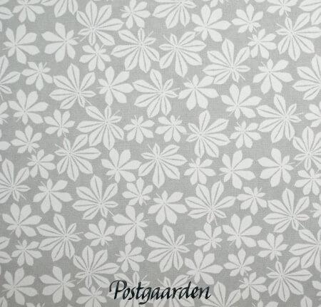 7917 grå med hvide blade moda patchworkstof - postgaarden.com