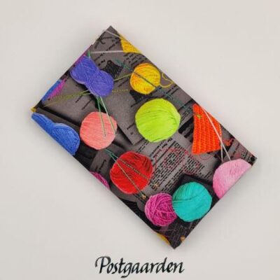 FQ7931 Sort med garnnøgler og strikketøj patchworkstof - postgaarden.com