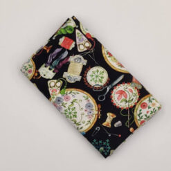 FQ7937 Sort med broderi patchworkstof - postgaarden.com