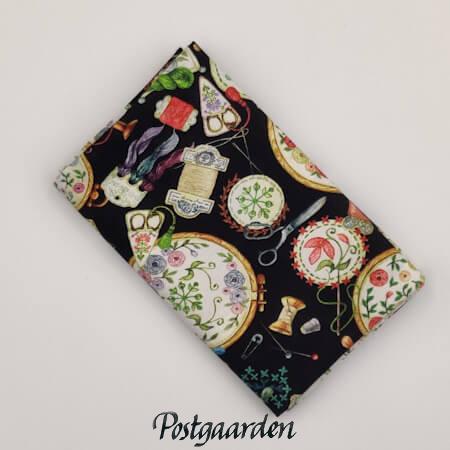 FQ7937 Sort med broderi patchworkstof - postgaarden.com