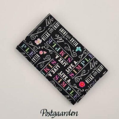 FQ7941 sort med tekst simple life patchworkstof - postgaarden.com