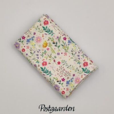 FQ7942 hvid med blomstereng patchworkstof - postgaarden.com