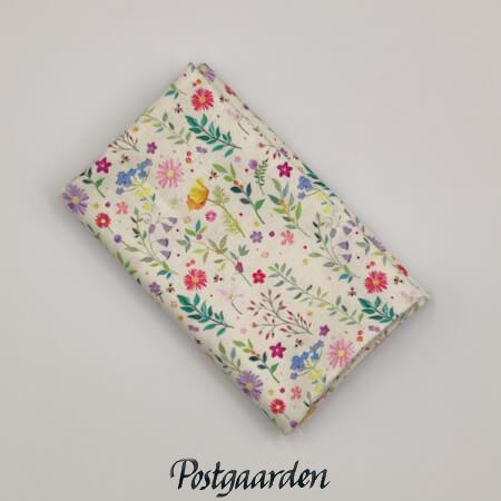 FQ7942 hvid med blomstereng patchworkstof - postgaarden.com